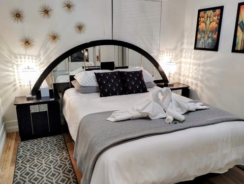 Reno Art Deco Retreat: Fireplace, WiFi, Queen Bed