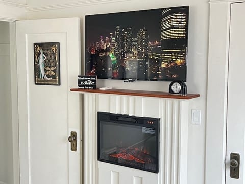 Reno Art Deco Retreat: Fireplace, WiFi, Queen Bed