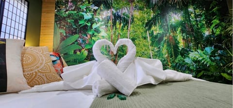 Calm Zen Retreat-Jacuzzi, kitchenette, Walk to fun
