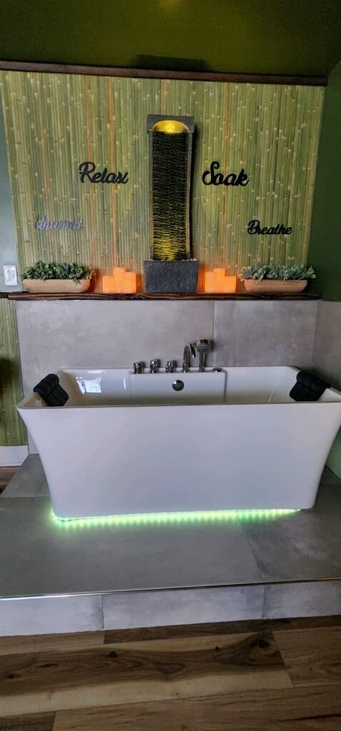 Calm Zen Retreat-Jacuzzi, kitchenette, Walk to fun