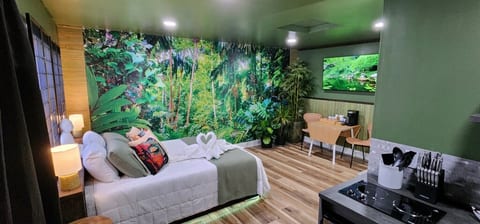 Calm Zen Retreat-Jacuzzi, kitchenette, Walk to fun