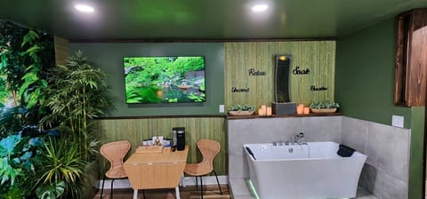 Calm Zen Retreat-Jacuzzi, kitchenette, Walk to fun