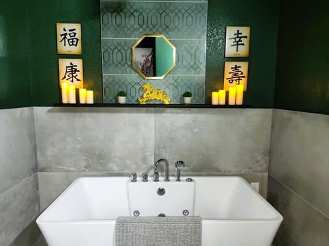 Asian Den: Jacuzzi, Kitchenette, Near Victoria Sq