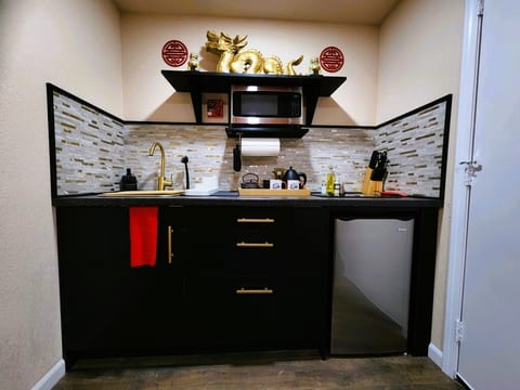 Asian Den: Jacuzzi, Kitchenette, Near Victoria Sq