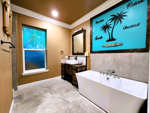 Cozy Ocean Escape for Two: Jacuzzi, WiFi & Relax