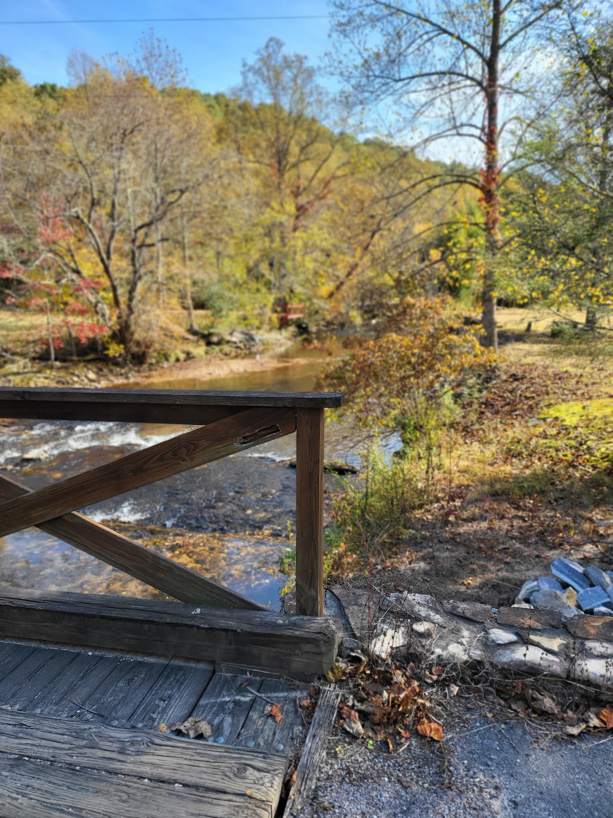 Access the Toccoa river from the community area by bridge