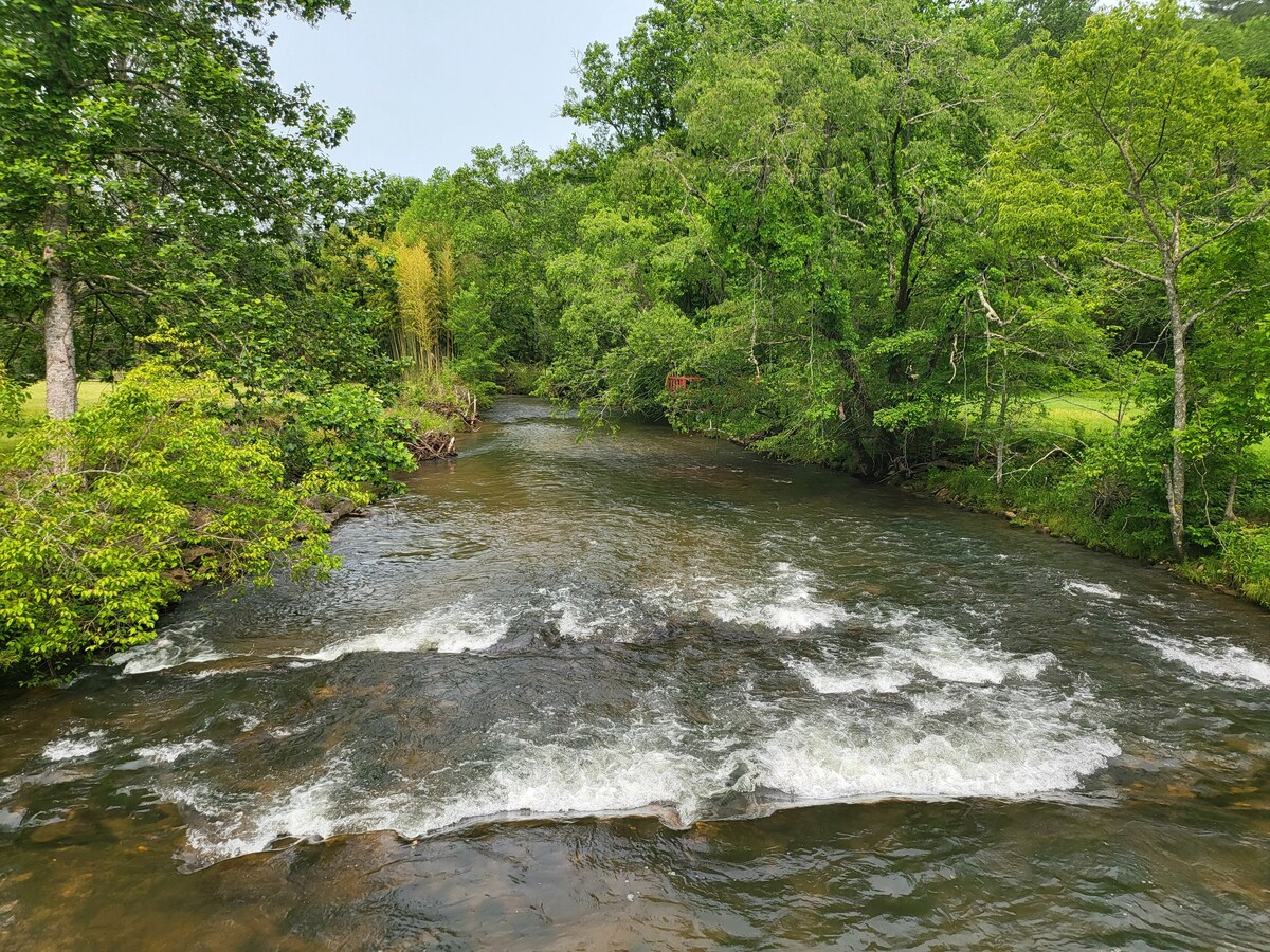 Access the Toccoa river from the community area by bridge