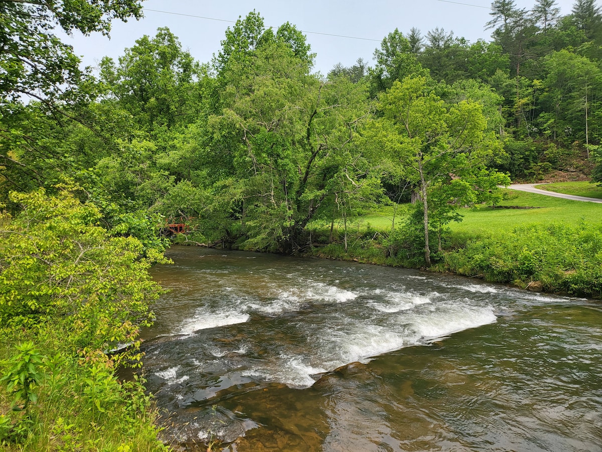Access the Toccoa river from the community area by bridge