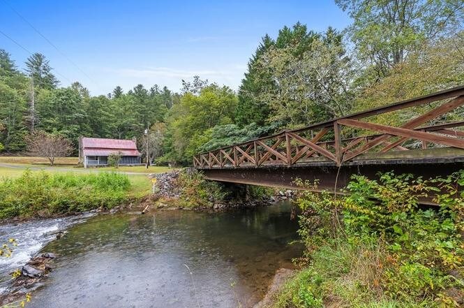 Access the Toccoa river from the community area by bridge