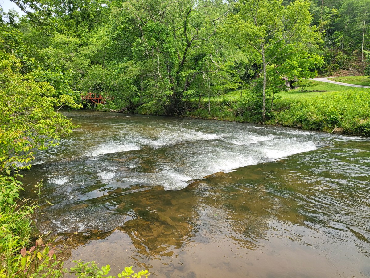 Access the Toccoa river from the community area by bridge