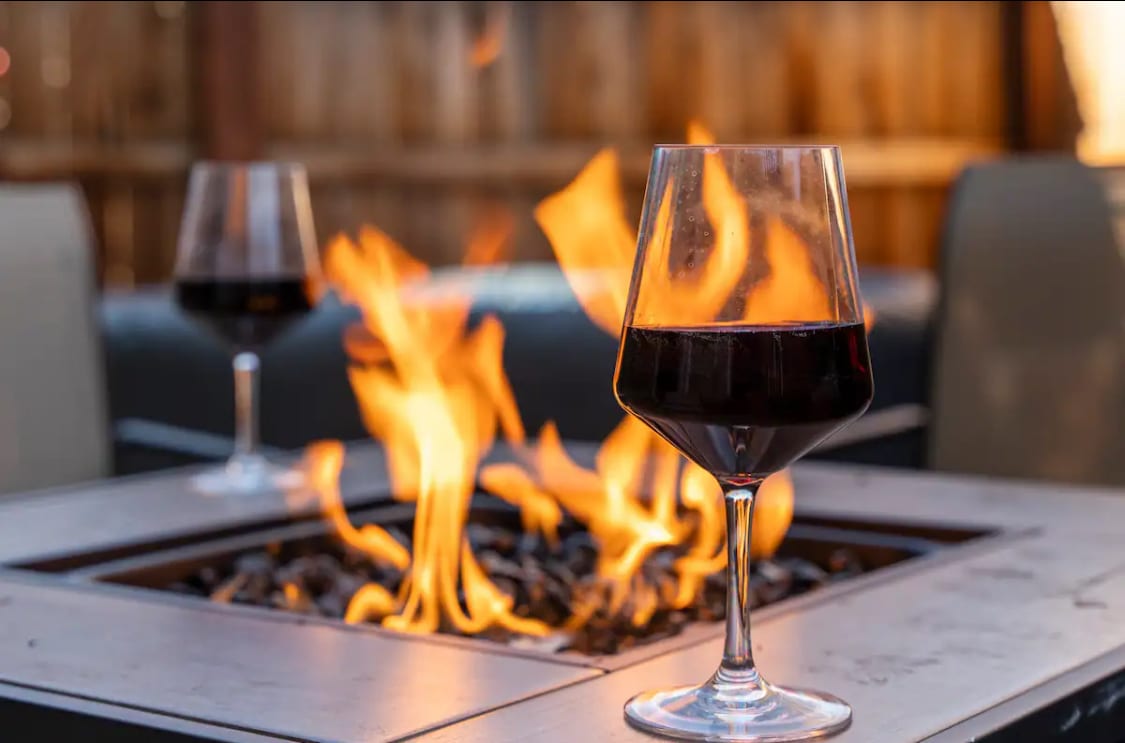 the-romantic-studio-spa-hot-tub-sauna-wifi/