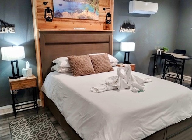 the-romantic-studio-spa-hot-tub-sauna-wifi/