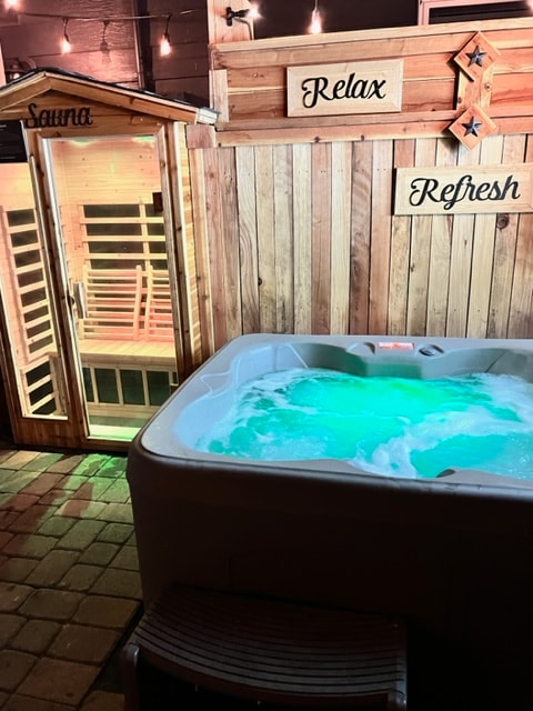 the-romantic-studio-spa-hot-tub-sauna-wifi/