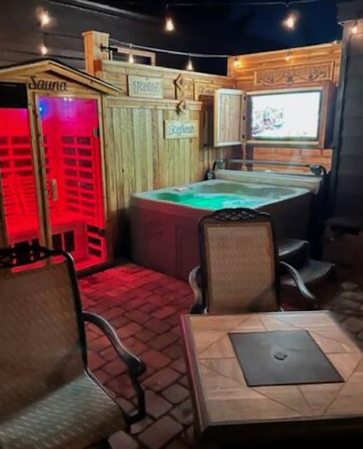 the-romantic-studio-spa-hot-tub-sauna-wifi/