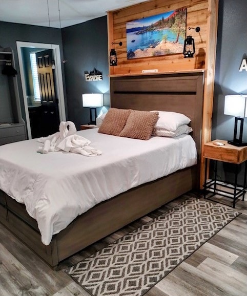 the-romantic-studio-spa-hot-tub-sauna-wifi/