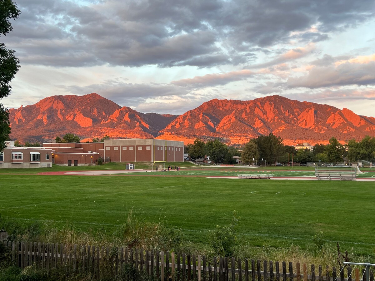stunning-house-w-rockies-views/