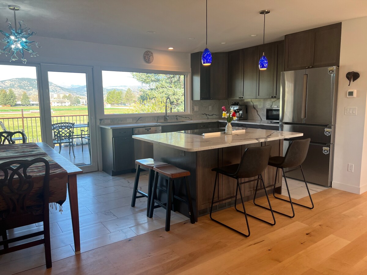 stunning-house-w-rockies-views/