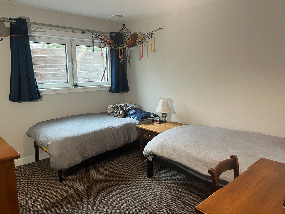 stunning-house-w-rockies-views/