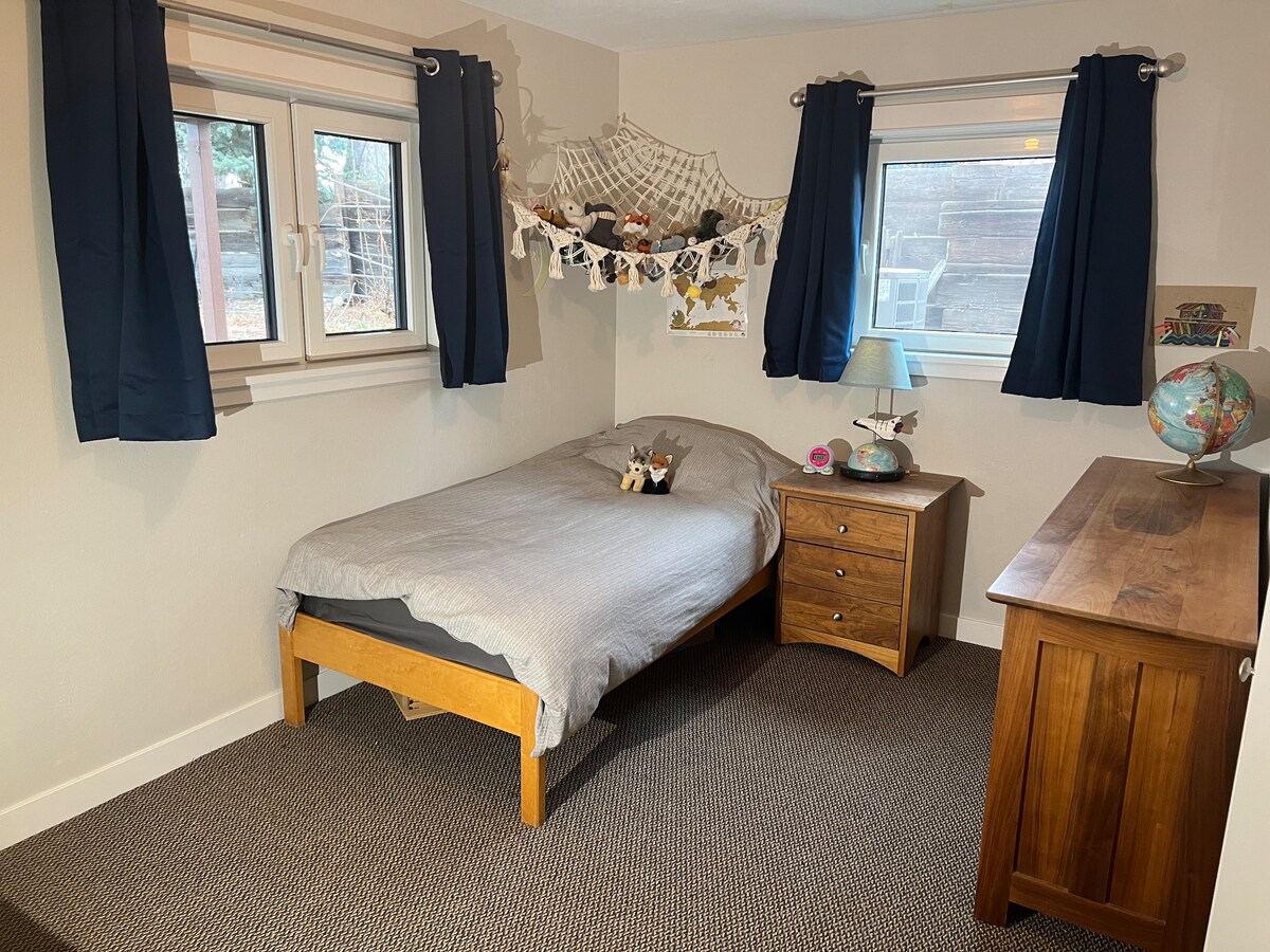 stunning-house-w-rockies-views/