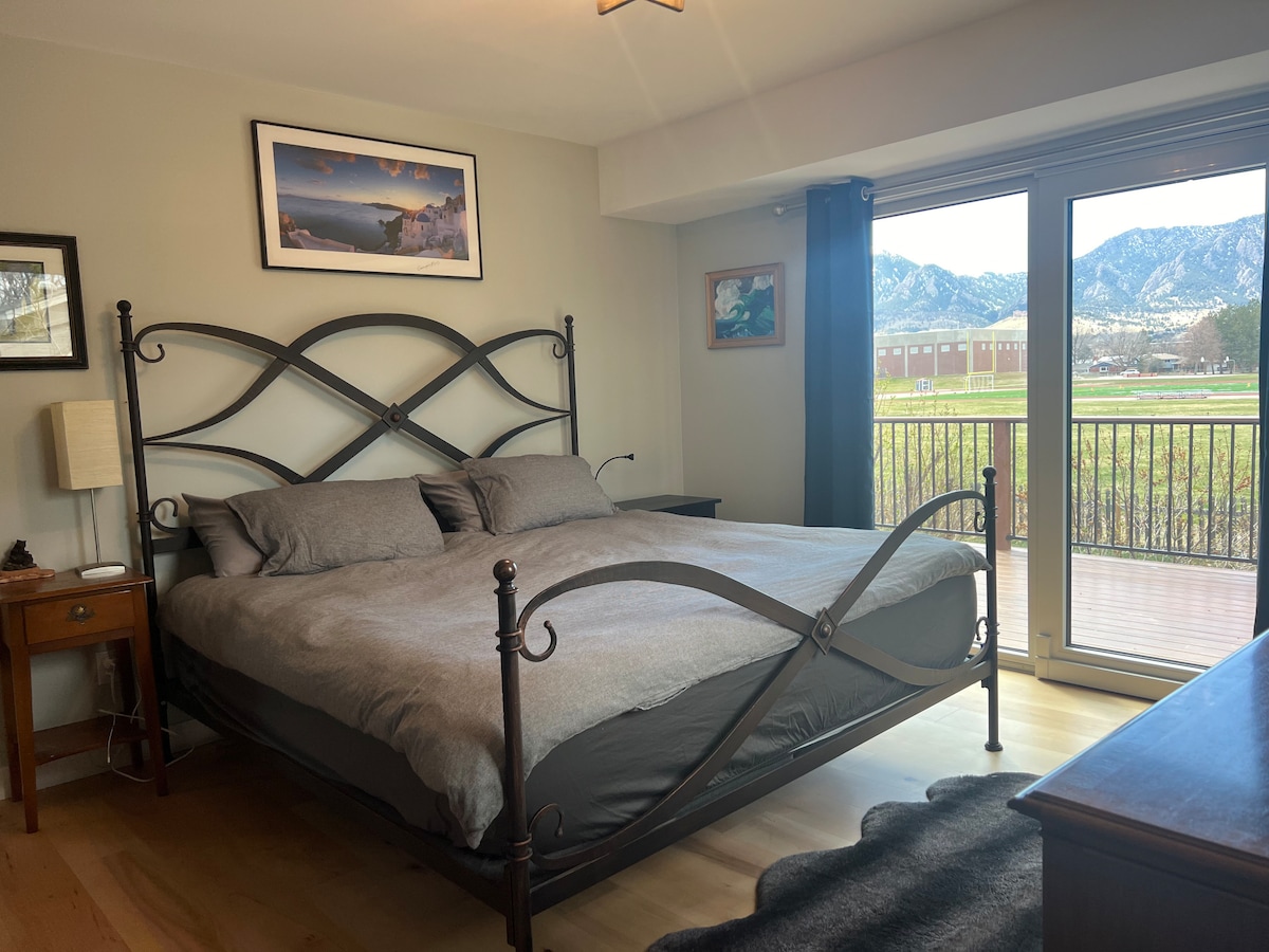 stunning-house-w-rockies-views/