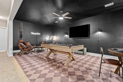 6BR | 5 min to RTJ | Game Room