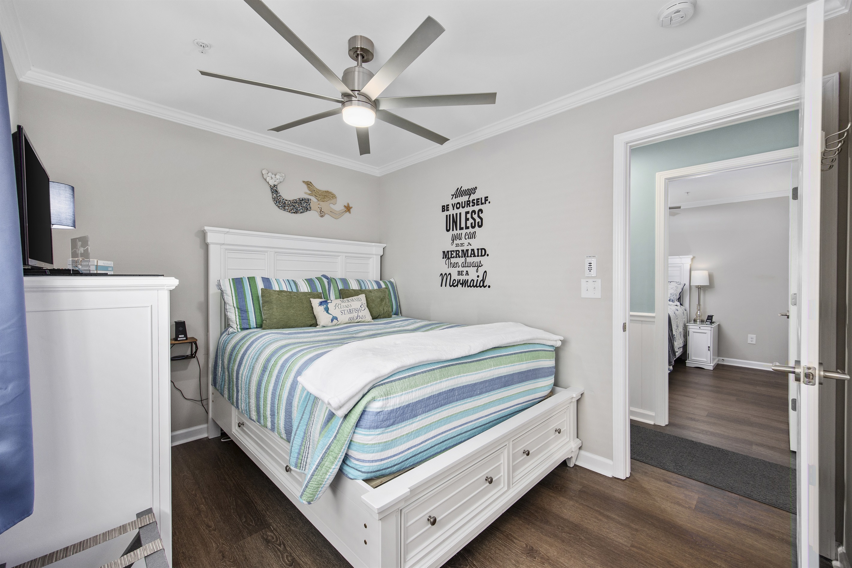 Mermaid room street side - Queen bed!