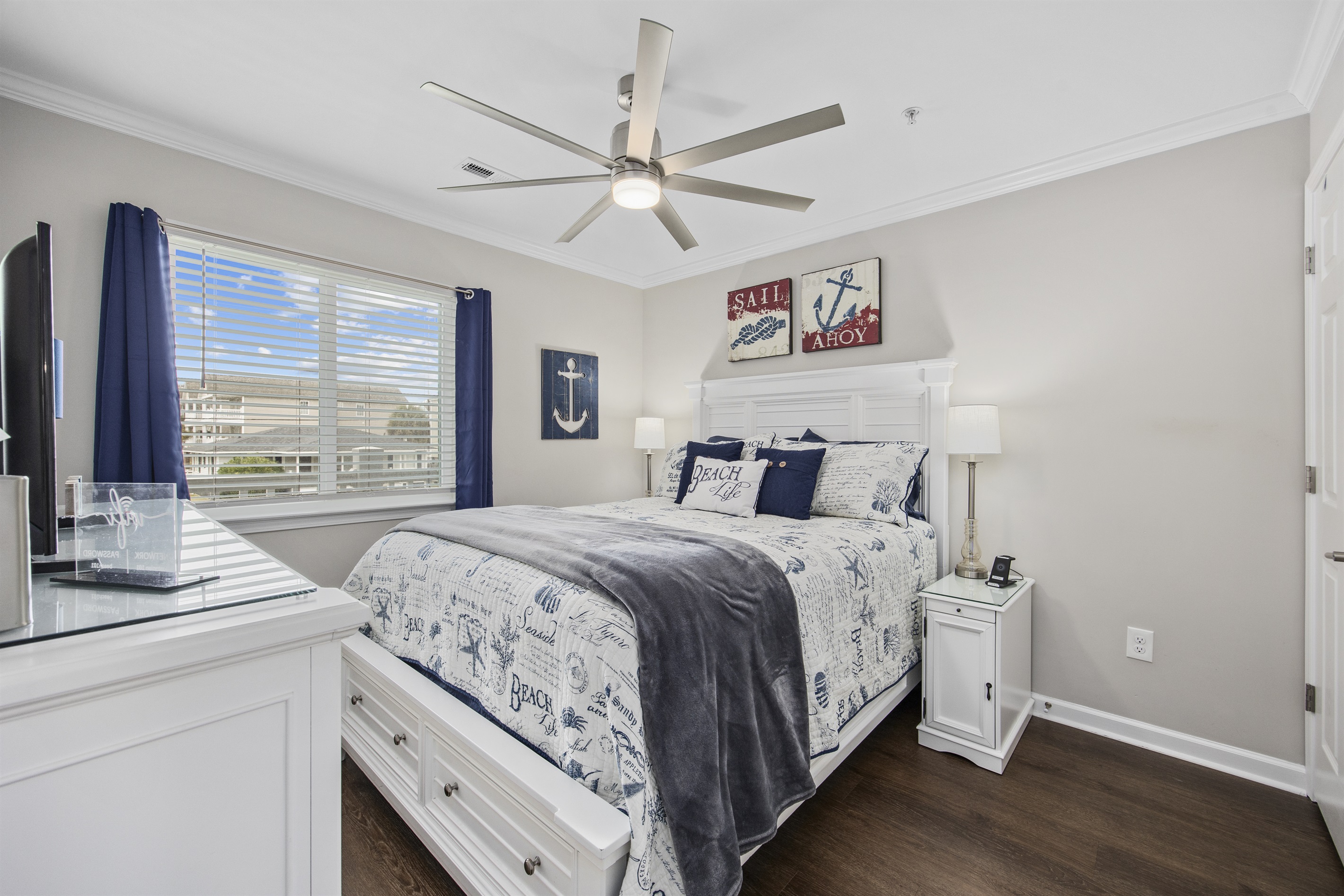 Nautical room street side - queen bed