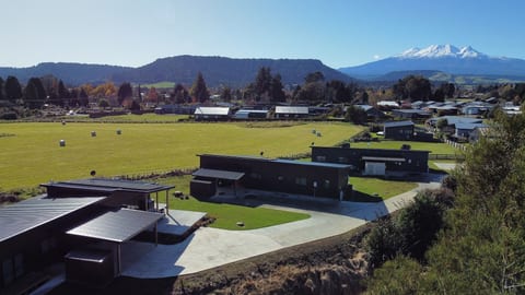 Ohakune (Up to 24 ppl, 10 bedrooms, 4 bathrooms, 2 kitchens)