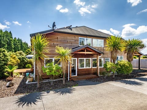 Ohakune (Chalet Gryon - Large 3 bedroom with fireplace)