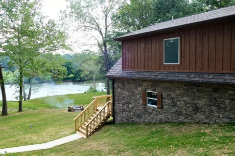 Look how close to the river the cabin & firepit are! Truly relaxing experience!