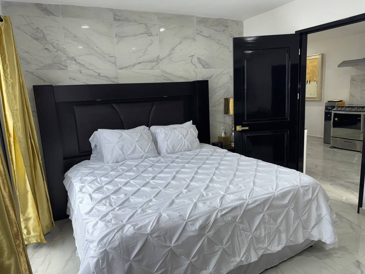 50percent-off-luxury-near-beach-pool-breakfast-fast-wifi/