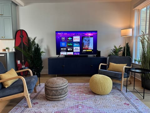 '25 Reno! 1 block to Shops/Park, 1st floor bedroom