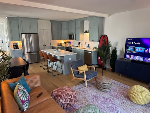 '25 Reno! 1 block to Shops/Park, 1st floor bedroom