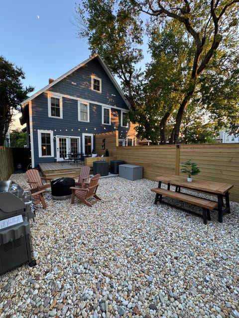 '25 Reno! 1 block to Shops/Park, 1st floor bedroom