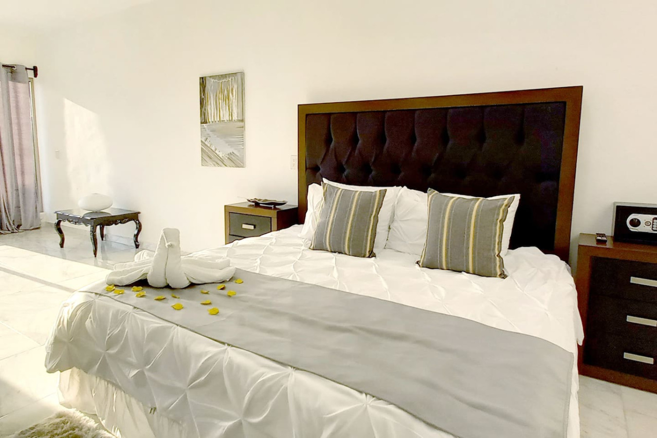 it's-stunning-condo-wbreakfast-and-fastest-wifi/