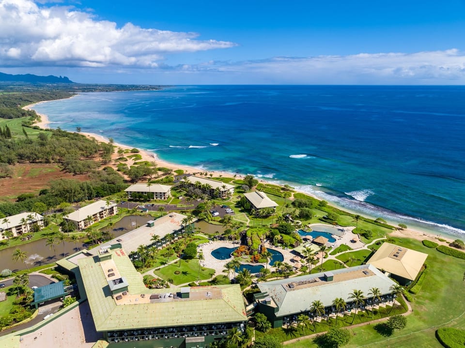Kauai. 3 Hotel Rooms Sleeps 11. Beachfront Resort - Lihue
