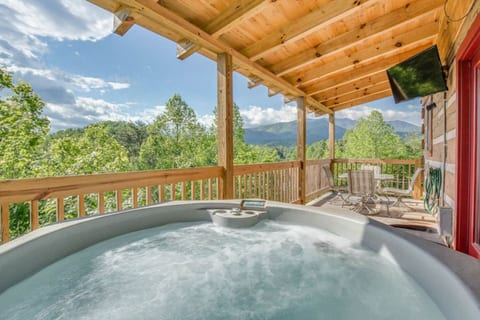 Leconte View, Genuine Log Cabin, Hot Tub, Fire Pit
