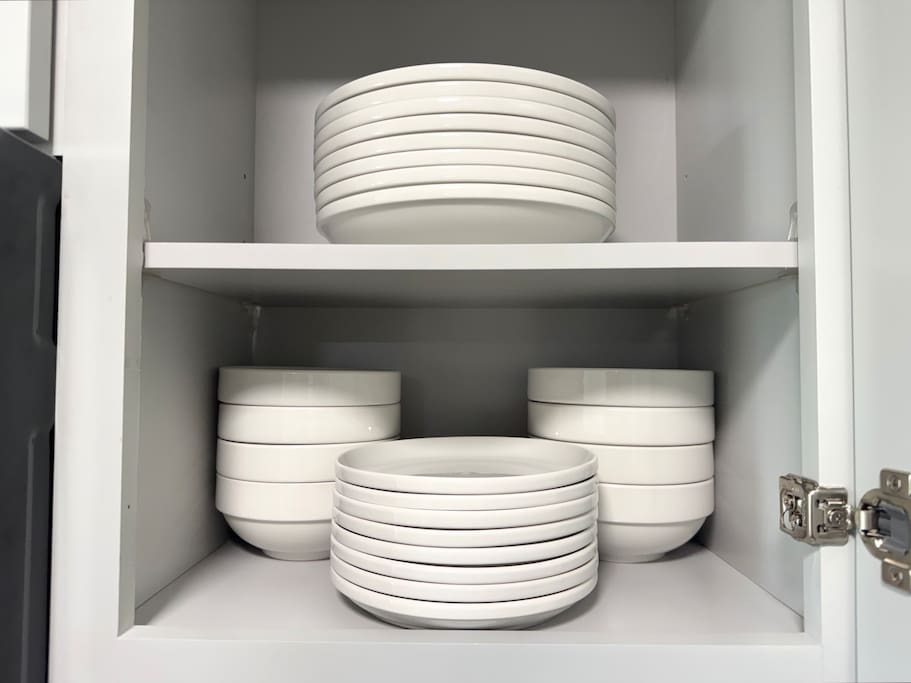 Full dinnerware set for longer stays or home-cooked meals—no need to bring anything. Full dinnerware set for longer stays or home-cooked meals—no need to bring anything. - Peaceful & Convenient 2BR Near Ballantyne - Charlotte