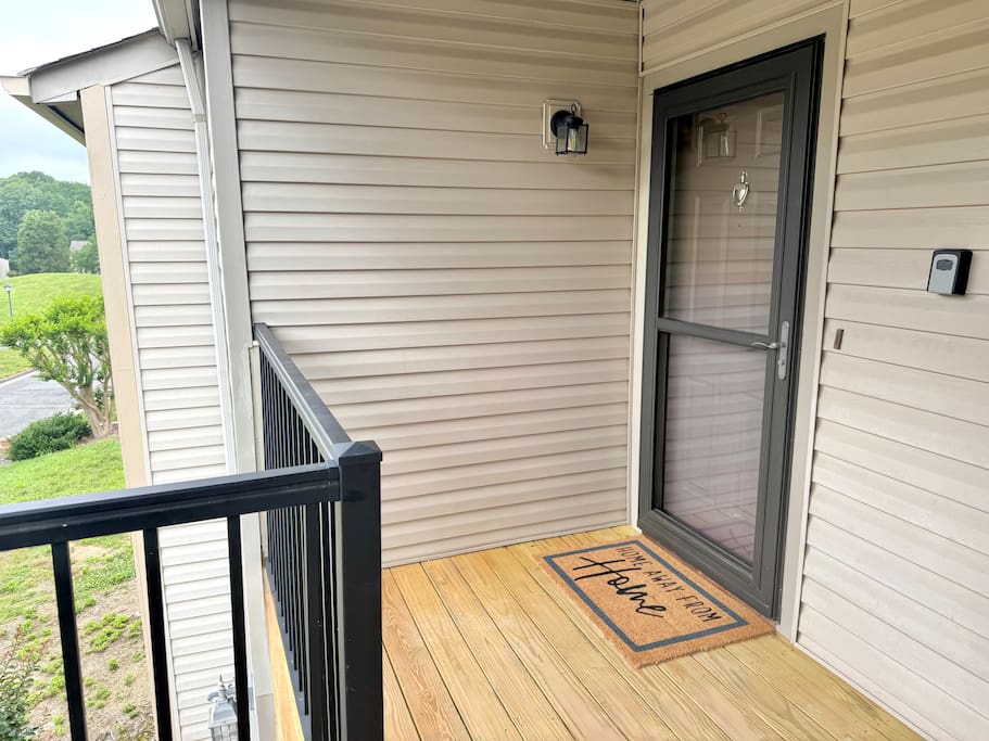 Private second-floor entrance with keyless entry and easy check-in. Private second-floor entrance with keyless entry and easy check-in. - Peaceful & Convenient 2BR Near Ballantyne - Charlotte
