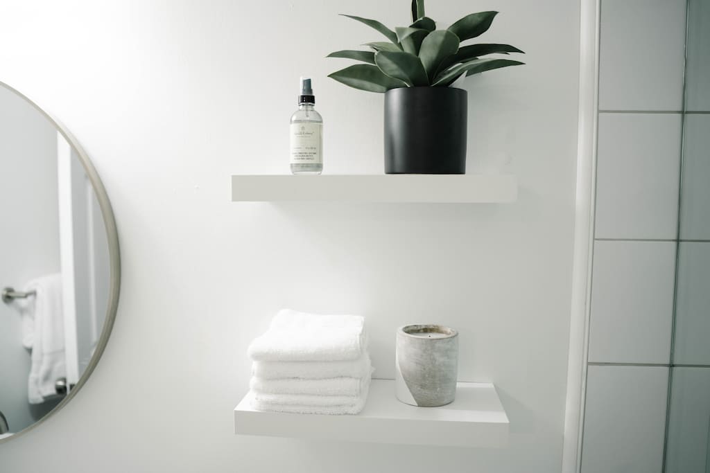 Fresh towels and spa-like touches for a relaxing, worry-free stay. Fresh towels and spa-like touches for a relaxing, worry-free stay. - Peaceful & Convenient 2BR Near Ballantyne - Charlotte
