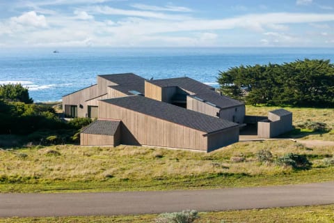 Abalone Bay Oceanfront, pet friendly, private courtyard with hot tub, BBQ