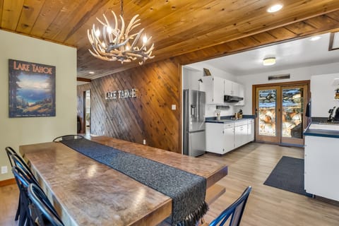 Filtered Lake View|2 King Beds|HotTub|Fireplace