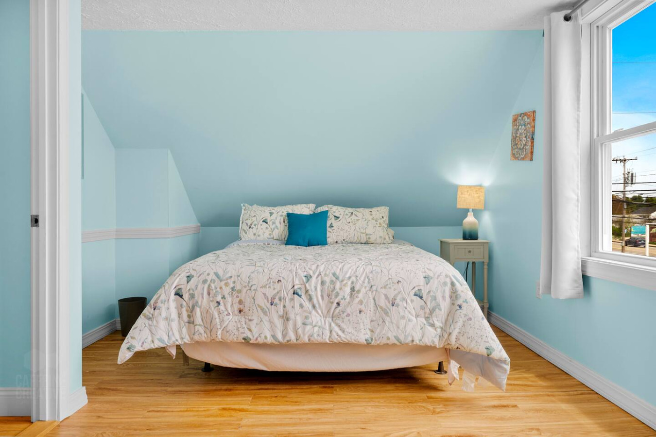 spacious-3br-cape-w-deck-on-1.1-acres-wells/