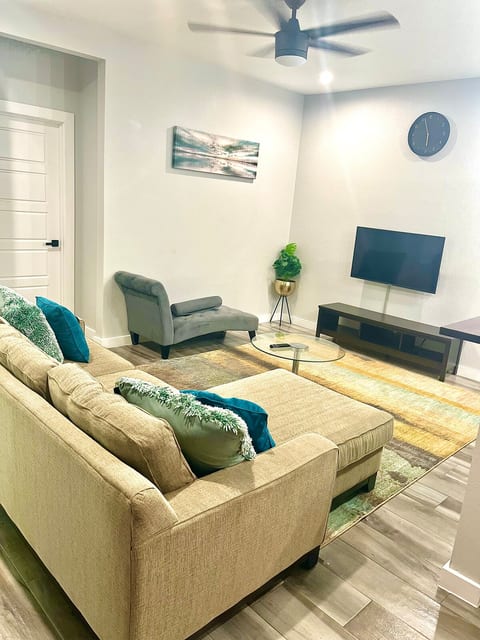 Quaint & cozy Townhouse mins from downtown Houston