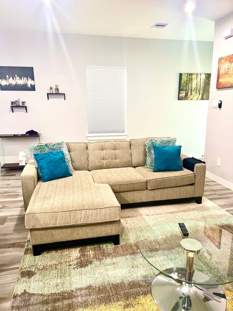 Quaint & cozy Townhouse mins from downtown Houston