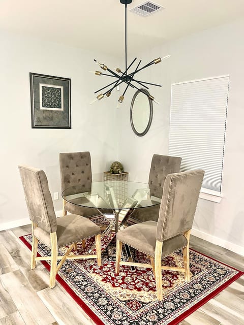 Quaint & cozy Townhouse mins from downtown Houston
