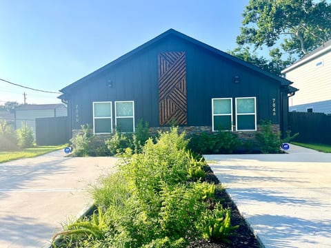 Quaint & cozy Townhouse mins from downtown Houston