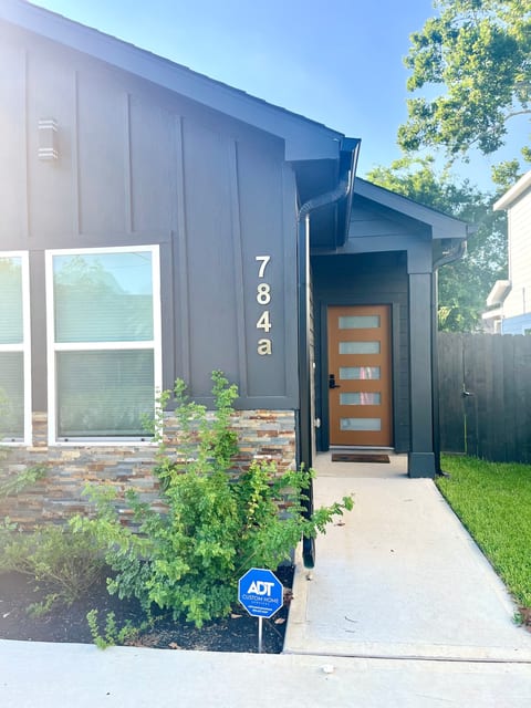 Quaint & cozy Townhouse mins from downtown Houston