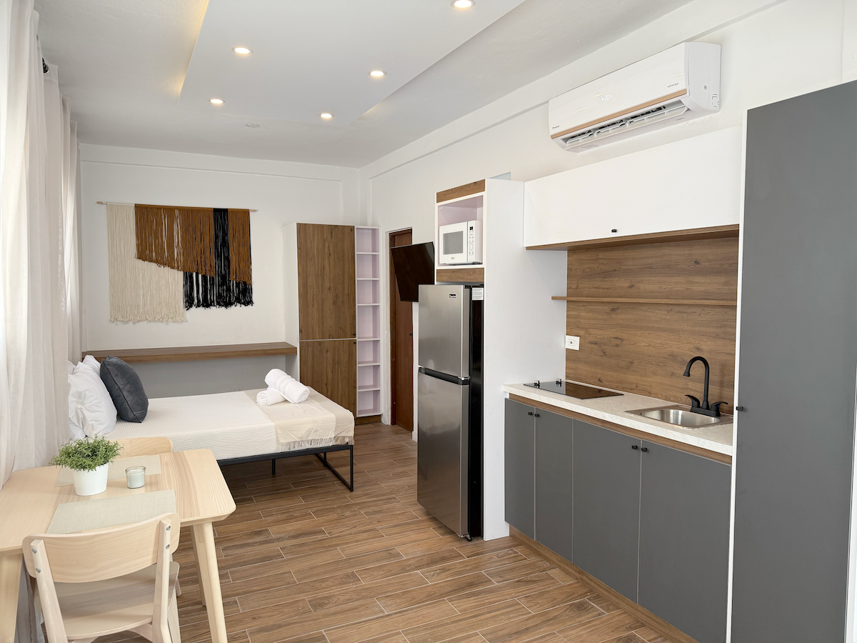 walk-to-the-beach-new-modern-studio-top-location/