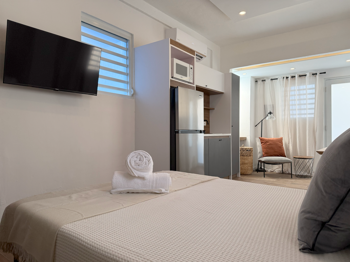 walk-to-the-beach-new-modern-studio-top-location/